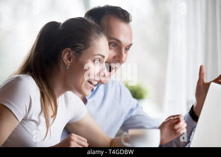 Overjoyed uomo e donna felice per ottenere buone notizie Foto Stock