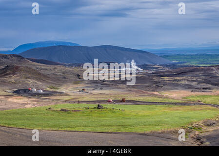 Vista aerea da Namafjall mountain pass in Islanda, vista con Myvatn Natura terme vicino alla città di Reykjahlid e vulcano Hverfjall Foto Stock