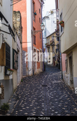 Stradina nel quartiere di Alfama di Lisbona, Portogallo Foto Stock