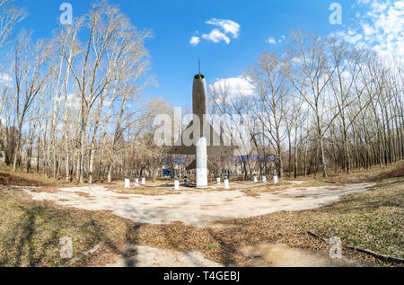 Regione di Samara, Russia - 13 Aprile 2019: Monumento a Sukhoi Su-9 (nato il nome di reporting: Fishpot) era un singolo motore, per tutte le stagioni, missile-interce armati Foto Stock