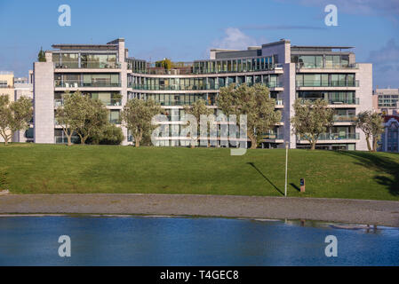 Moderno edificio residenziale visto da di Amalia Rodrigues park a Lisbona, Portogallo Foto Stock