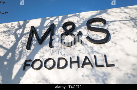 Esterno di un Marks & Spencer food hall con ombre ad albero. Foto Stock