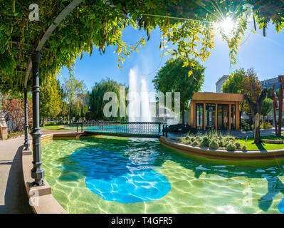 La piazza centrale con la fontana di acqua nella città di Iasi, Moldavia, Romania Foto Stock