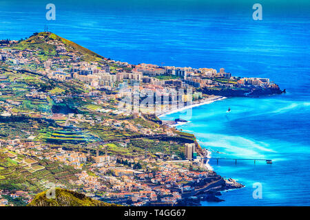 Cityscape panorama di Camara de Lobos. Vista aerea dalla massima Cabo Girao, isola di Madeira, Portogallo Foto Stock