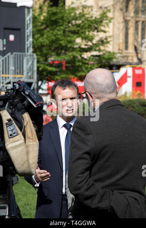Westminster, Londra, Regno Unito. 11 aprile 2019. Alun Cairns, Segretario di Stato per il Galles, dà un numero di interviste ai media in College Green di fronte Foto Stock