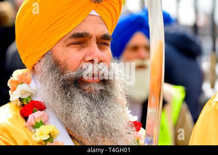 Gravesend, Kent, Regno Unito. Il 13 aprile. Vaisakhi (o Baisakhi / Vaishakhi / Vasakhi) Sikh annuale festival che celebra il Punjabi Anno Nuovo. 2019 Foto Stock