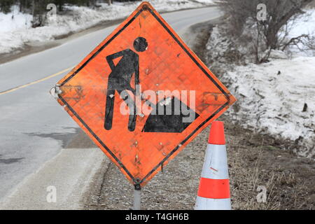 Gli uomini al lavoro strada segno in Québec Canada. Foto Stock