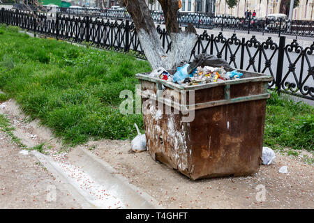 I cassonetti pieni di spazzatura in Taskent Foto Stock