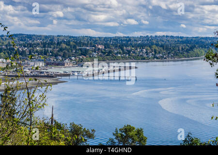 Una vista della marina e del molo di Des Moines, Washington. La marea è fuori. Foto Stock