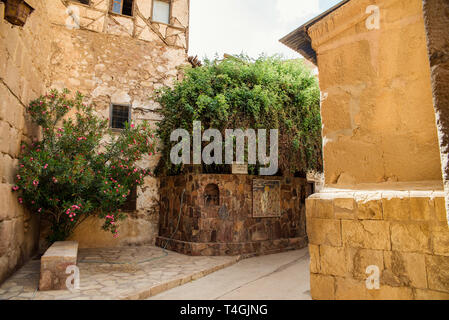 Santa Caterina il monastero si trova sulla penisola del Sinai, alla bocca di una gola ai piedi del monte Sinai, nella città di Santa Caterina. Foto Stock