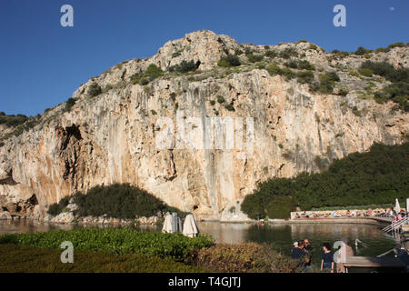 Il Lago di Vouliagmeni è una piccola salmastra acqua di lago alimentato da correnti sotterranee trafili attraverso la massa del monte Hymettus situato a sud della città di Atene Foto Stock