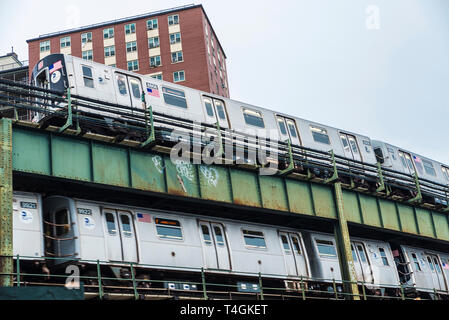 Due treni in movimento su West ottava strada-New York Aquarium (New York City metropolitana) a Coney Island Beach, Brooklyn, New York City, Stati Uniti d'America Foto Stock