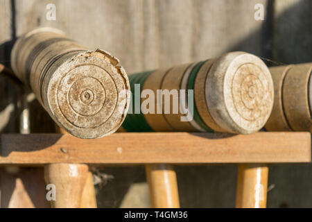 Il vecchio ben utilizzato Croquet Mallets in un rack, close-up Foto Stock