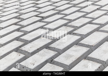 Bianco di blocchi in calcestruzzo collegata con funi di acciaio. Pavimentazioni industriali foto di sfondo, moderna struttura frangionde Foto Stock