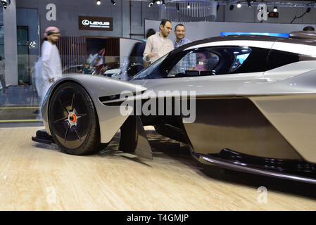 DUBAI, Emirati Arabi Uniti - 18 novembre: l'Aston Martin Valkyrie ibrido elettrico auto sportive è su Dubai Motor Show 2017 novembre 18, 2017 Foto Stock