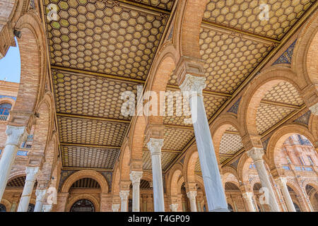 Siviglia, Spagna - MARZO 19,2019: vista astratta del soffitto, gli archi e le colonne dell'Outdoor Spagna piazza (Plaza de Espanya) costruita nel 1928, in Maria Lu Foto Stock