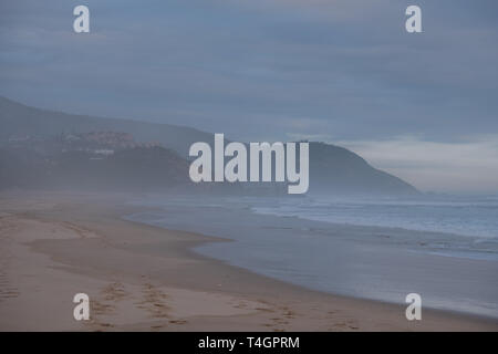 Spiaggia sabbiosa a Brenton sul mare, fotografata al tramonto. Knysna, Sud Africa. Foto Stock