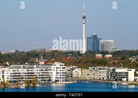 Dortmund: creato artificialmente il lago di Phoenix (Phonixsee) con una nuova area residenziale sul sito di un ex acciaierie, TV e torre di osservazione Florianturm in background --- Dortmund: künstlich angelegter Phoenixsee mit neuen Wohnungen und Stadtvillen auf dem Gelände eines früheren Stahlwerks, FERNSEH- und Aussichtsturm Florianturm im Hintergrund. Foto Stock