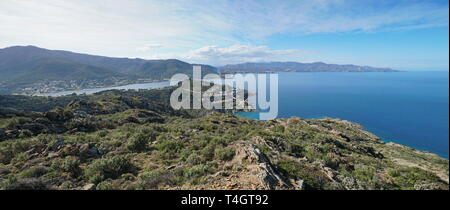 Spagna panorama costiero vicino a El Port de la Selva nel parco naturale di Cap de Creus, Costa Brava, mare Mediterraneo, Catalonia, Alt Emporda Foto Stock