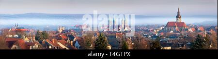 Panorama di Naumburg con la cattedrale e la chiesa di Venceslao, nebbia mattutina, Naumburg, Sassonia-Anhalt, Germania Foto Stock