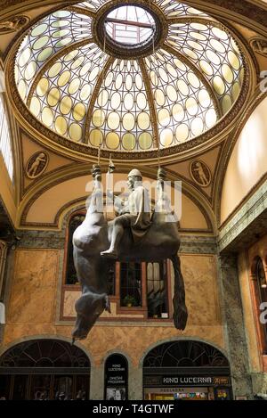 San Venceslao su un cavallo morto, la scultura di David Cerny, passaggio di Lucerna, la Piazza di Venceslao, Praga, Boemia, Repubblica Ceca Foto Stock