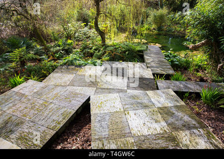 L'ardesia decking in scultura Tremenheere giardini, Gulval, vicino a Penzance, Cornwall, Regno Unito. Foto Stock