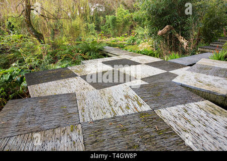 L'ardesia decking in scultura Tremenheere giardini, Gulval, vicino a Penzance, Cornwall, Regno Unito. Foto Stock