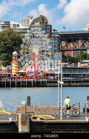 Il Luna Park e la ruota panoramica Ferris a Sydney con la persona in attesa di traghetto a punto Mcmahons ferry wharf,Sydney , Australia Foto Stock