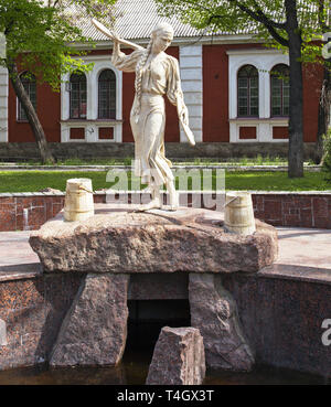 Kirovograd, Ucraina. Può 2-2016. Statua di bella Natalka Poltavka.la ragazza con un giogo Foto Stock