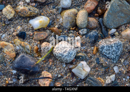 Di medie dimensioni di rocce, pietre e ciottoli in diverse forme e colori Foto Stock