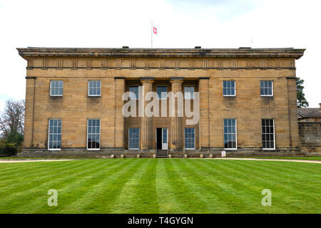 La facciata est e ingresso porticato a Belsay Hall, un inizio del XIX secolo mansion house in Northumberland, England, Regno Unito Foto Stock