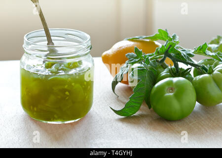 Pomodoro verde marmellata o chutney in un vasetto di vetro con aroma limone, home concetto di inscatolamento Foto Stock