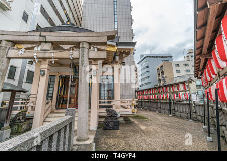 Tokyo, Giappone - 17 Agosto 2017 : Kurumamachi Inari jinja sacrario scintoista. Sancisce Inari Okami (Fox divinità). Situato nel quartiere Takanawa, Minato ward Foto Stock