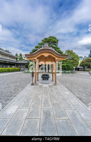 Tokyo - Agosto 17, 2017 - Jokoro (bruciare incenso urn) di Sengaku-ji Soto Zen tempio buddista. Situato in Takanawa distretto di Minato Ward. Foto Stock