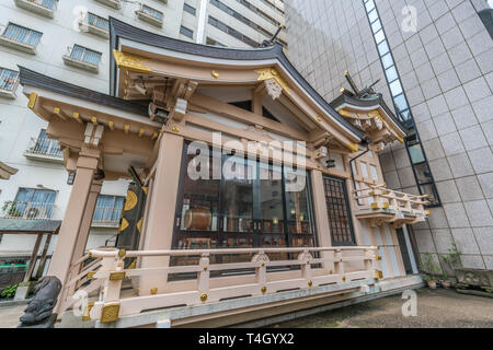 Tokyo, Giappone - 17 Agosto 2017 : Kurumamachi Inari jinja sacrario scintoista. Sancisce Inari Okami (Fox divinità). Situato nel quartiere Takanawa, Minato ward Foto Stock