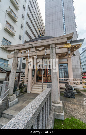 Tokyo, Giappone - 17 Agosto 2017 : Kurumamachi Inari jinja sacrario scintoista. Sancisce Inari Okami (Fox divinità). Situato nel quartiere Takanawa, Minato ward Foto Stock