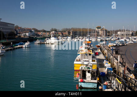 Weymouth marina con barche da pesca e yacht ormeggiati Foto Stock