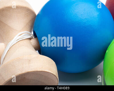 Classico gioco giapponese kendama isolato su bianco, il concetto di concorrenza, macro Foto Stock