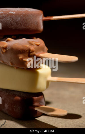 Gelato al cioccolato pila impostato Foto Stock