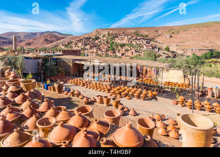 Arabo tradizionale artigianale, in background villaggio berbero Tahanaout nell'Alto Atlante, Marocco Foto Stock