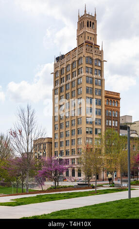 ASHEVILLE, NC, Stati Uniti d'America-4/11/19: l'edificio Jackson in primavera, in Pack Square, con una persona a piedi. Redbud in fiore. Foto Stock