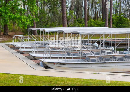 Okefenokee Swamp, Folkston, GA, Stati Uniti d'America-3/29/19: Turistica skiffs ancorata al canale in ingresso orientale alla palude. Foto Stock