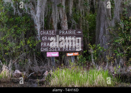 Okefenokee Swamp, Folkston, GA, Stati Uniti d'America-3/29/19: segnaletica direzionale nella palude, alla guida di imbarcazioni. Foto Stock