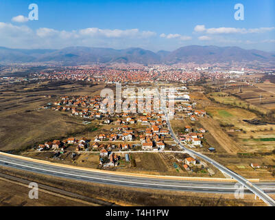 Città di Vranje nel sud della Serbia antenna vista sullo skyline Foto Stock