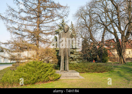 Varsavia, Polonia. Aprile 2019. Una vista il polacco jouirnalist e scrittore Bolesław Prus statua in un parco di Varsavia Foto Stock