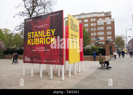Poster che pubblicizza la mostra Stanley Kubrick al Design Museum, Kensington High Street, Londra, Inghilterra, Regno Unito Foto Stock