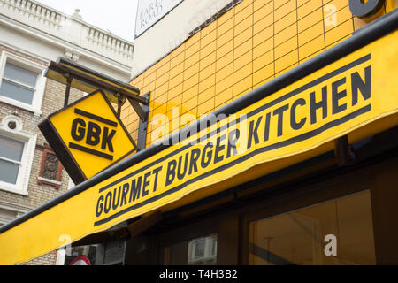 Esterno del Gourmet Burger Kitchen (GBK) sistemazione di burger ristorante della catena in Earls Court, Londra, Regno Unito Foto Stock
