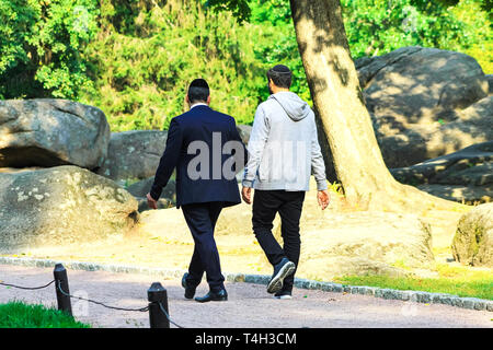 2 uomo, Hasidim ebrei sono a piedi nel parco di Uman, Ucraina, ebraica Anno nuovo, Rosh Hashanah Foto Stock