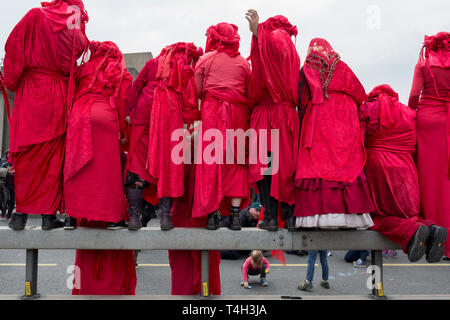 Teatrale di Cambiamento Climatico gli attivisti con estinzione della ribellione campagna per un futuro migliore per il pianeta terra dopo il bloccaggio Waterloo Bridge e come parte di un multi-posizione 5 giorni di protesta di Pasqua in giro per la capitale, il 16 aprile 2019, a Londra, in Inghilterra. Foto Stock