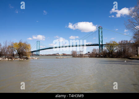 28 marzo 2019 Windsor Ontario Canada paesaggio cittadino McKee Vista Parco Fiume Detroit Michigan attraversando Ponte Ambassador in un giorno nuvoloso Foto Stock